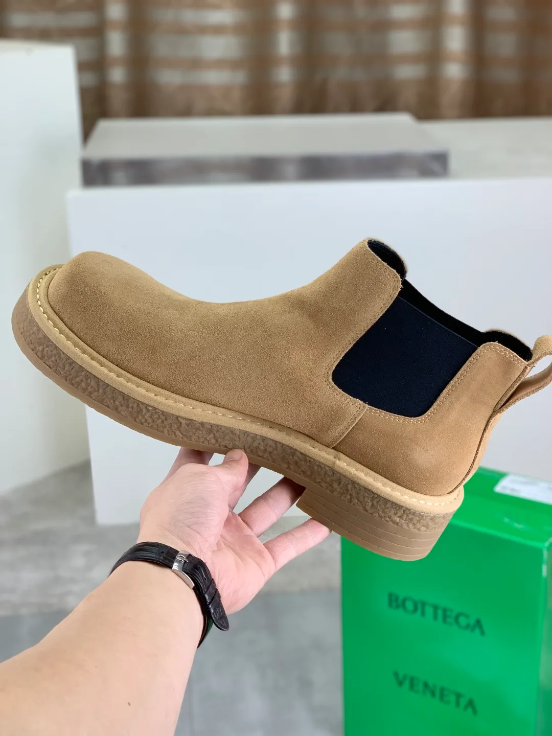 Men's men's shoes 💰P740 New model 💰 Top quality (beef tendon outsole series) 💎💎💎 BOTTEGA VENETA official website synchronizes the latest model, top version of the market's highest version of BV business leather shoes, accept material comparison, shoe type comparison, process comparison, practical and texture, versatile, suitable for any occasion, the more you look at it, the more flavorful it becomes. Pure hand-woven craftsmanship - upper material, imported original hand-woven calfskin - high-quality water-dyed sheepskin lining - original private model customized beef tendon outsole -Size: female 35-39 (34 40 customized) male 39-44 (38 45 customized) Comes with original BV green box, complete packaging.